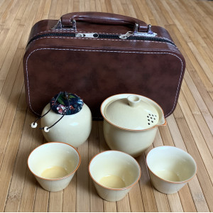 Подарочный дорожнвый набор для чайной церемонии в кейсе